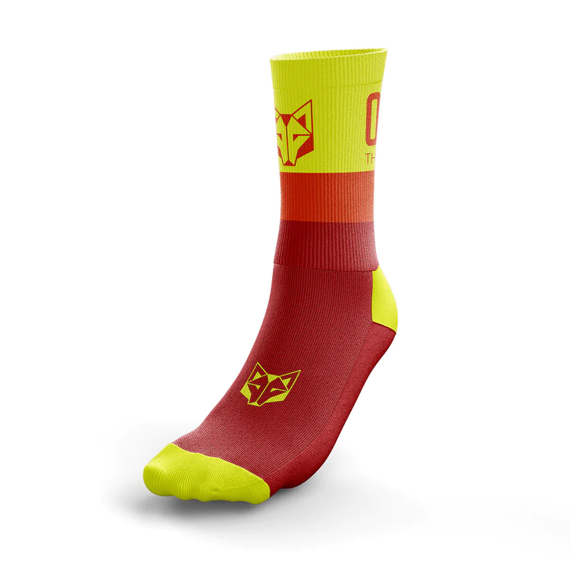 MULTISPORT SOCKS MEDIUM CUT FOC Meias desportivas vermelho e amarelo com padrão de raposa