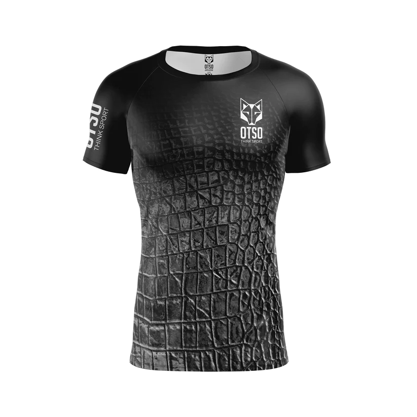 MEN'S SHORT SLEEVE SHIRT BLACK SNAKE T-shirt preta com padrão de pele de crocodilo e logótipo OTSO