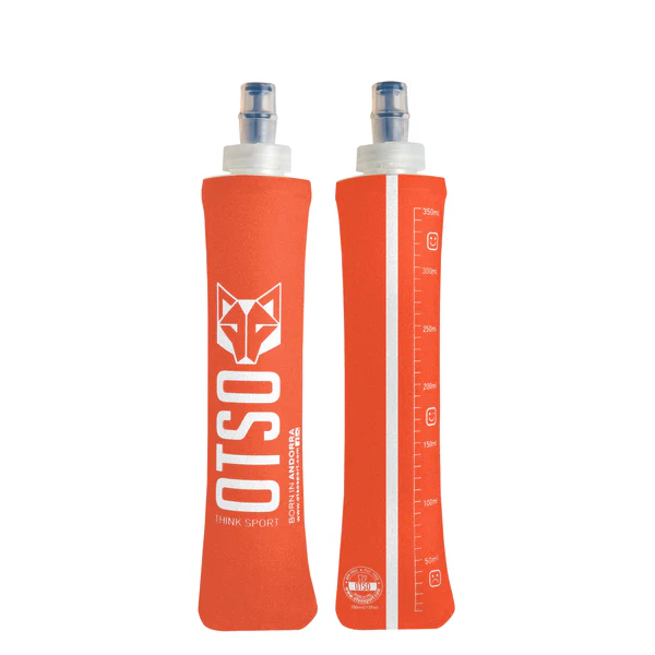 Soft Flask 350ml Orange Garrafa desportiva flexível laranja com tampa azul e branca e medidor em ml.