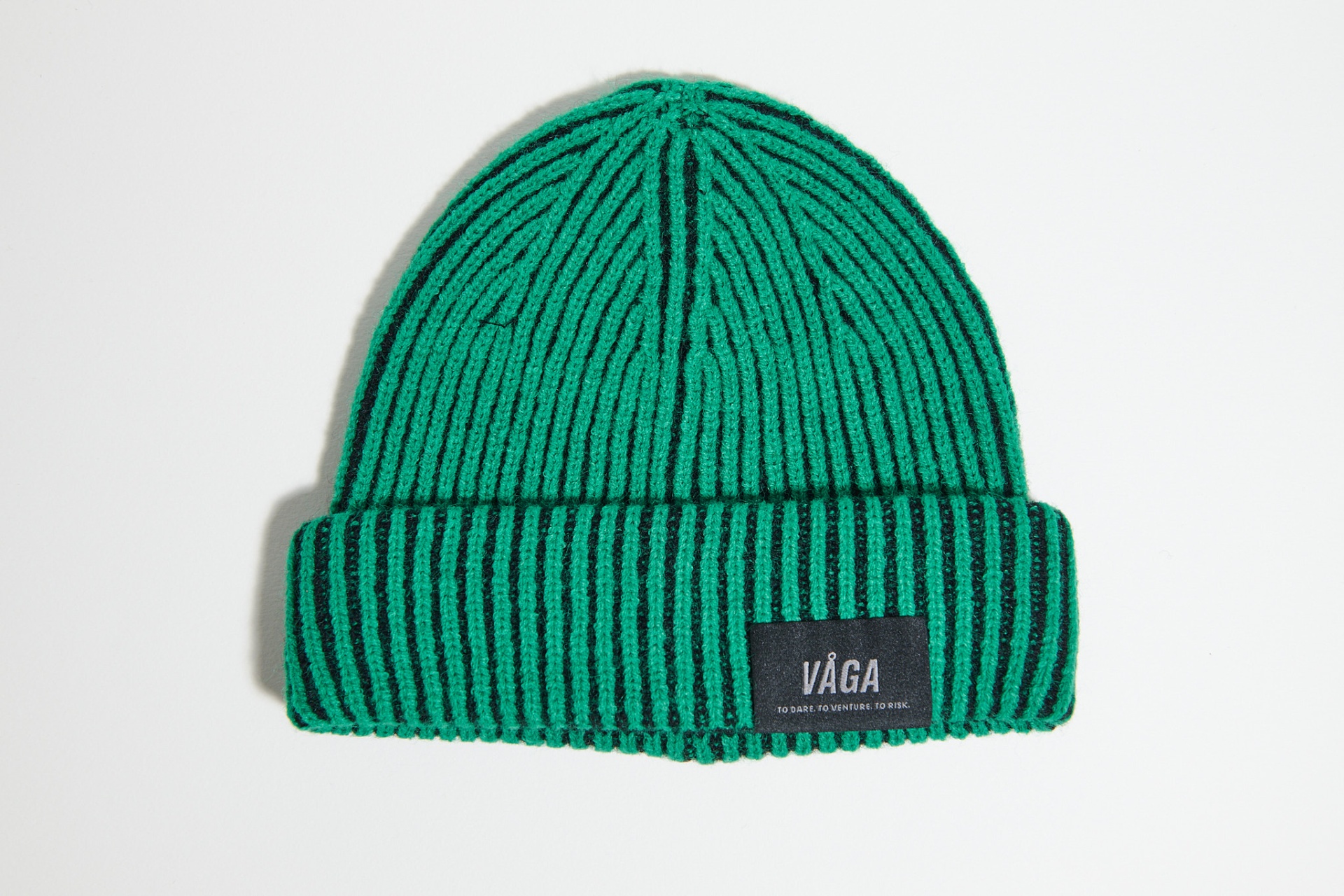 MID WEIGHT BEANIE - BRIGHT GREEN / BLACK Gorro de malha verde com riscas verticais pretas e etiqueta VÁGA