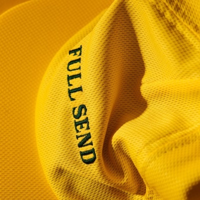 Boné amarelo com bordado preto 'FULL SEND'