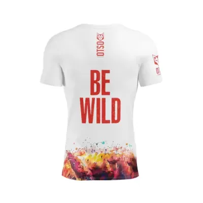 T-shirt branca com estampa colorida e texto BE WILD em vermelho