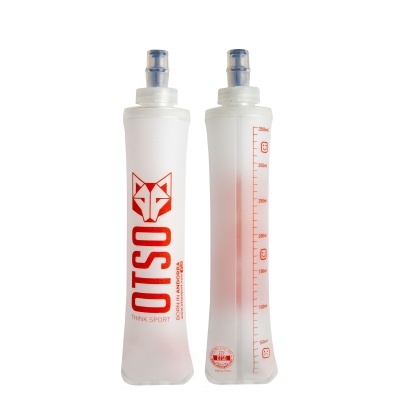 Garrafas flexíveis de hidratação OTso em plástico transparente fosco com texto vermelho e tampa azul