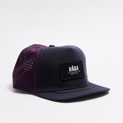 Boné desportivo azul escuro e roxo com etiqueta VÁGA
