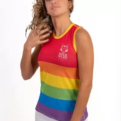 Top desportivo em malha com riscas arco-íris e logo OTSO