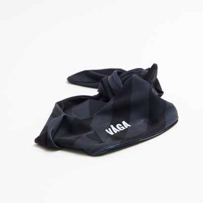 Bandana preta com padrão xadrez escuro e texto VAGA em branco