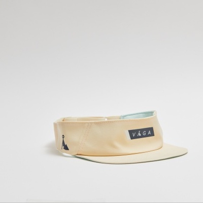Visor bege com etiqueta preta VÁGA sobre fundo branco