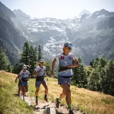 Mulheres a correr em trilho de montanha com ténis e roupa desportiva