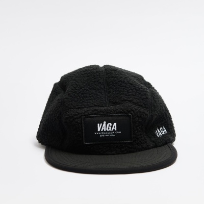 Boné preto de pelo sintético com etiqueta VÁGA