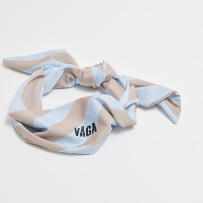 Lenço em tecido azul claro e bege com texto preto VÁGA