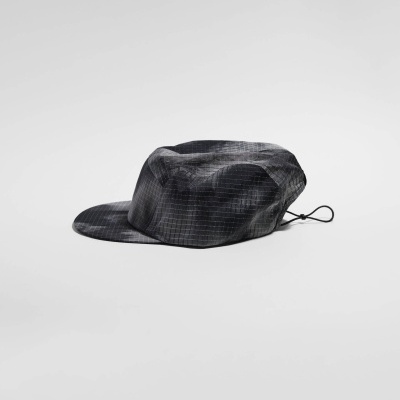 Boné cinza escuro com padrão quadriculado fino e cordão ajustável