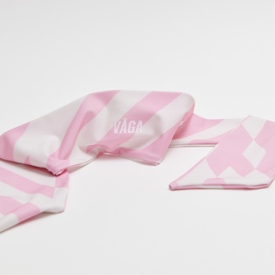 Lenço rosa e branco com padrão de riscas e losangos e texto VAGA