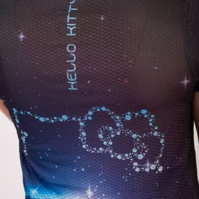 T-shirt desportiva preta com padrão de estrelas e nuvens e texto HELLO KITTY nas costas