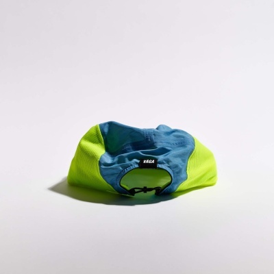 Boné desportivo azul com laterais verde fluor e fecho de ajuste