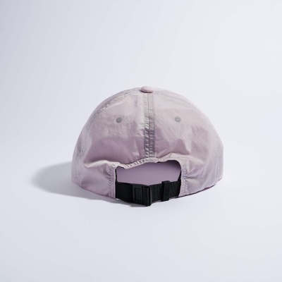 Boné cor-de-rosa claro com ajuste preto visto por trás