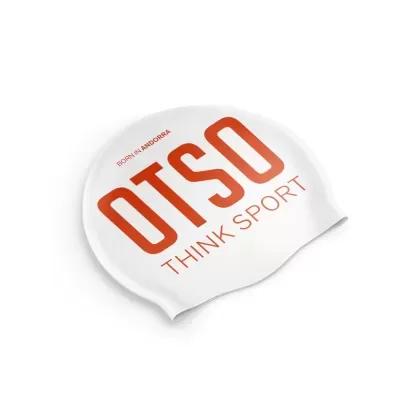 Touca de natação branca com texto laranja e vermelho OTSO THINK SPORT BORN IN ANDORRA