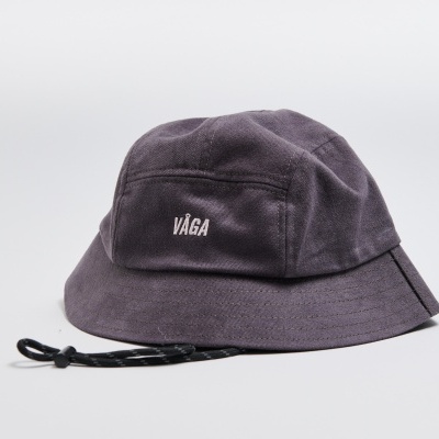 Chapéu tipo pescador cinzento escuro com logótipo branco e cordão ajustável preto