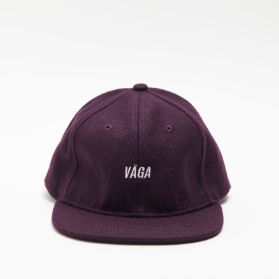 Boné roxo com texto VÁGA