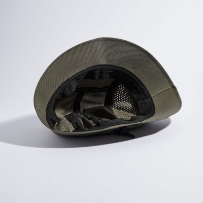 Boné verde oliva com aba curva visto por dentro sobre fundo branco