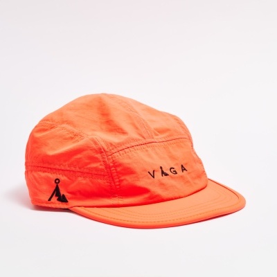 Boné laranja com aba e bordado VAGA
