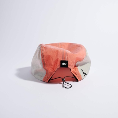 Boné laranja e cinza com ajuste de cordão e etiqueta VAGA