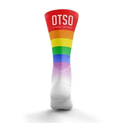 Meia desportiva com arco-íris e texto OTSO THINK SPORT