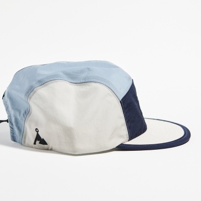 Boné desportivo azul claro, branco e azul escuro com puxador elástico