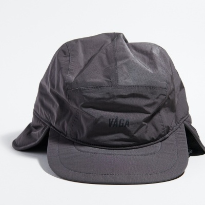 Boné desportivo preto com abas flexíveis e texto 'VAGA'