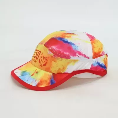Boné desportivo colorido com texto TUSO SPORT e logotipo de raposa