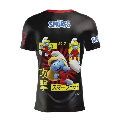 Camiseta preta com estampado colorido dos Smurfs em pose de karaté