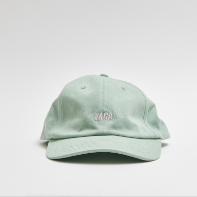 Boné verde claro com texto bordado 'VAGA' em branco