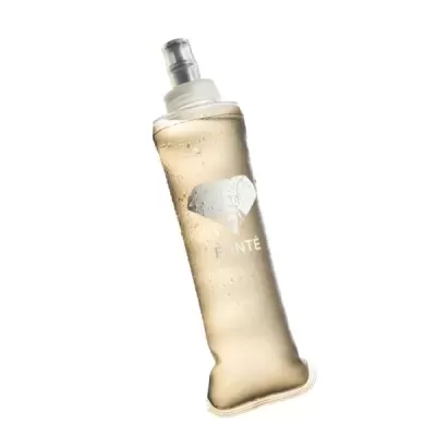 Frasco de líquido amarelo com aspersor e texto branco