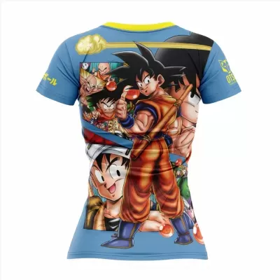 T-shirt azul com estampas de personagens de anime em várias cores