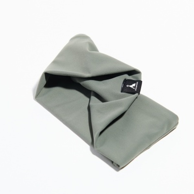 Bandana ou faixa de cabeça cinza com etiqueta preta e logótipo branco