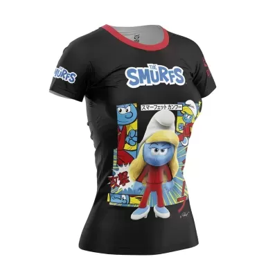 T-shirt preta feminina com estampado colorido dos Smurfs e texto em inglês e japonês.