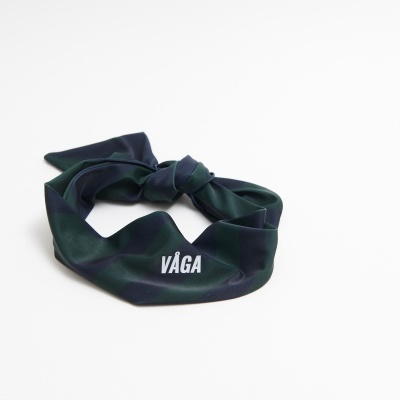 Lenço escocês verde e azul com texto 'VÁGA'