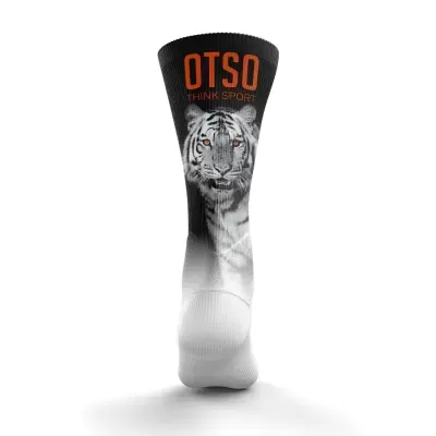 Meia desportiva preta e branca com tigre e texto OTSO THINK SPORT em laranja