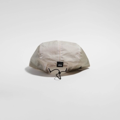 Boné bege claro com marca VÁGA e fecho ajustável de cordão preto