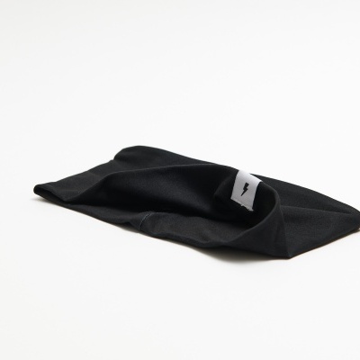 Lenço ou bandana preta com etiqueta branca e símbolo de relâmpago