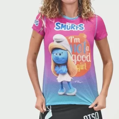 Mulher com t-shirt colorida dos Smurfs e saia preta desportiva