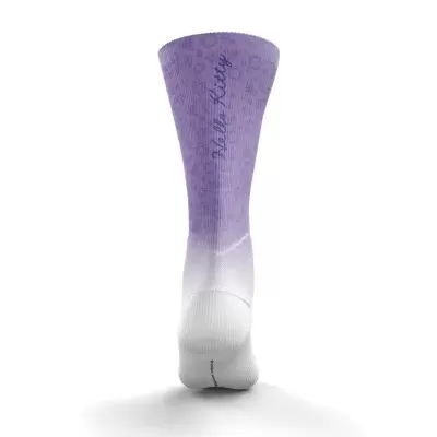Meia desportiva roxa e branca com texto Hello Kitty