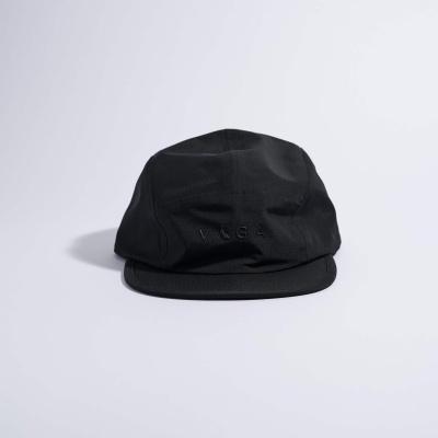 Boné preto com texto VÄGA em relevo