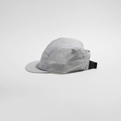 Boné branco com aba plana e fecho ajustável preto