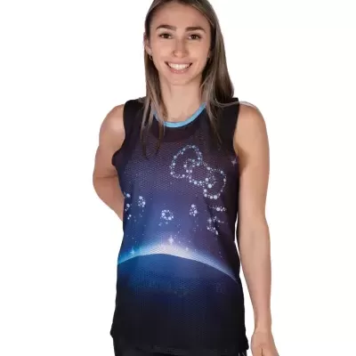 Mulher com camisa preta sem mangas estampada com padrão espacial azul e calças pretas com texto branco