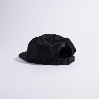 Boné preto com aba curva e fecho ajustável