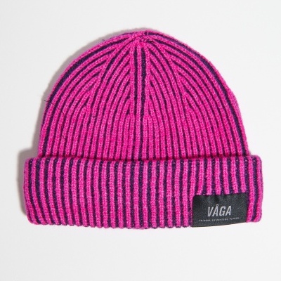 Gorro de malha riscada rosa e roxo com etiqueta VÁGA