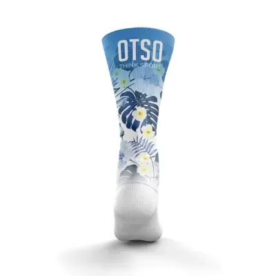 Meia branca e azul com padrão tropical e texto OTSO THINK SPORT