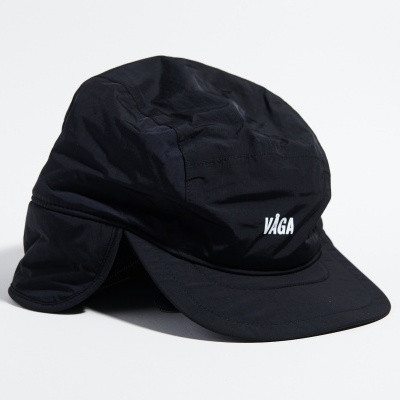 Boné preto com abas laterais e frontal e texto branco VAGA num fundo branco