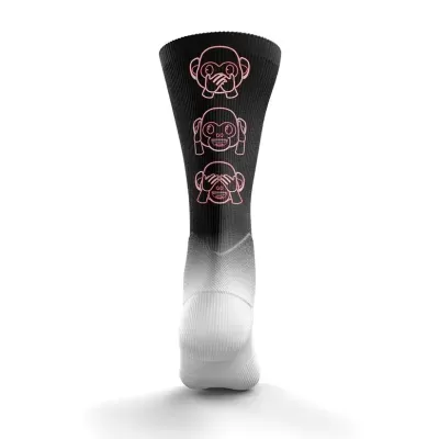 Meia desportiva preta com efeito degradê branco e três macacos rosa estampados