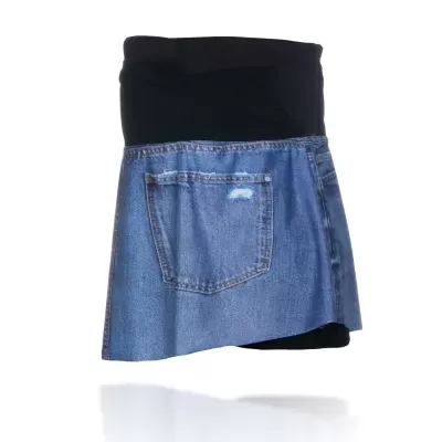 Saia curta preta e jeans com bolso com rasgo